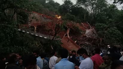 తిరుమల ఘాట్ మూసివేత.. తృటిలో తప్పిన పెను ప్రమాదం, భారీ ట్రాఫిక్ జాం (వీడియో)