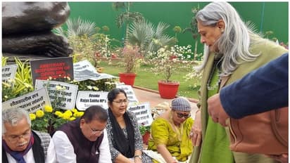 ధర్నా చేస్తున్న ఎంపీలకు స్నాక్స్ పంచిన జయా బచ్చన్.. ‘నిరసనకు శక్తి లభిస్తుంది’