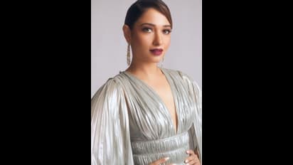 Tamannaah Bhatia: உடலோடு ஒட்டி இருக்கும் டைட் டீ-ஷர்ட்டில்... உச்சகட்ட கவர்ச்சியில் மூச்சு முட்ட வைத்த தமன்னா!