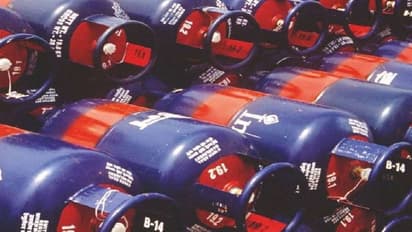 சிலிண்டர் விலை மீண்டும் ரூ.203 உயர்வு.! ஓட்டல்களில் உணவுகளின் விலை அதிகரிக்க வாய்ப்பு