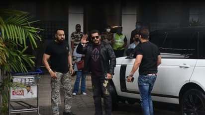 Celeb Spotted: সলমন-করিনা ব্যস্ততা, সঞ্জয়-পুনমের বিয়ের আসর থেকে শুরু করে একাধিক সেলেব হাঁড়ির খবর