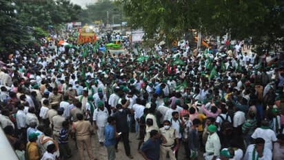 అమరావతి మహా పాదయాత్రకు అడ్డంకులు...స్వయంగా రంగంలోకి వైసిపి ఎమ్మెల్యే కాకాణి