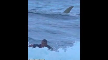 నడి సముద్రంలో ఐదేళ్ల పిల్లాడిని వదిలేసిన తండ్రి.. నెటిజన్లు సీరియస్..!