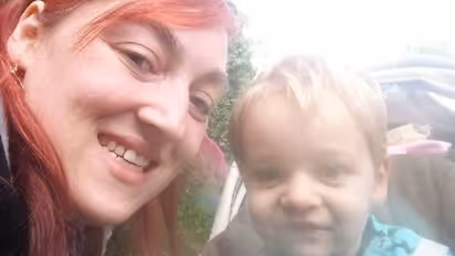 അമ്മ വീണു, അമാന്തിച്ചു നിൽക്കാതെ എമർജൻസി നമ്പറിലേക്ക് വിളിച്ച് സഹായം ചോദിച്ച് മൂന്നുവയസുകാരൻ