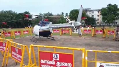 தந்தையின் இறுதிசடங்கில் பங்கேற்க ஹெலிகாப்டரில் வந்த மகன்.. நெகிழ்ச்சியில் உறைந்த ஊர் மக்கள்