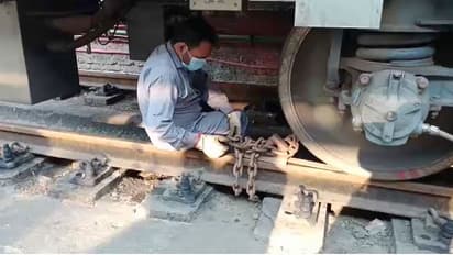 Cyclone Jawad: জাওয়াদের জের, আগেভাগে শিকল দিয়ে বাঁধা হল ট্রেনের চাকা