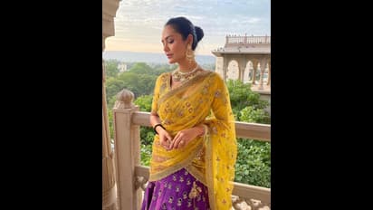 హాఫ్ శారీ పిచ్చెక్కించేలా నార్త్ బ్యూటీ ఫోజులు.. నడుము అందాలతో హాట్ షో