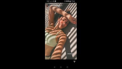 Malaika-Arjun : উন্মুক্ত নিতম্ব, বিকিনিতে সুপারহট মালাইকার শরীরী নেশা ভুলে কীসে মত্ত অর্জুন