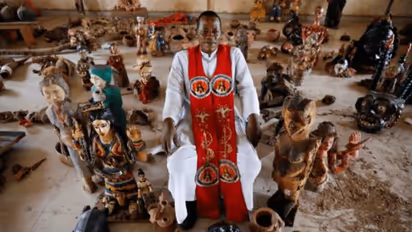 Nigerian priest : ക്രിസ്തുമതത്തിന് മുമ്പുള്ള മതപരമായ പുരാവസ്തുക്കൾ ശേഖരിച്ച് സംരക്ഷിച്ച് ക്രിസ്തീയ പുരോഹിതൻ