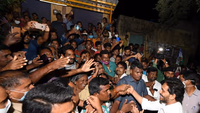 వరద బాధితులను ఆత్మీయంగా పలకరిస్తూ... చిత్తూరు జిల్లాలో సీఎం జగన్ పర్యటన (ఫోటోలు)