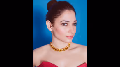 Tamannaah: ஸ்ட்ராப் லெஸ் மேலாடை... அந்த இடத்தை ஹைலைட் செய்து காட்டி... இளம் நெஞ்சங்களை பக் பக் ஆக்கிய தமன்னா!
