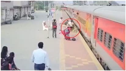 ரயிலுக்கும் ப்ளாட்பாரத்திற்கு இடையில் சிக்கிய பெண்... நூலிழையில் உயிரை காப்பாற்றிய போலீசார்..!