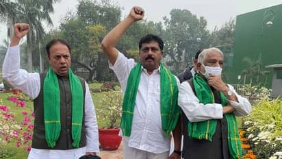 పార్లమెంట్ గాంధీ విగ్రహం వద్ద విపక్ష ఎంపీల ఆందోళన: పాల్గొన్న టీఆర్ఎస్ ఎంపీలు