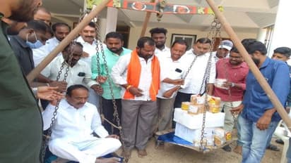 కేసీఆర్ పై ఈటల గెలుపు... వేములవాడ రాజన్నకు నిలువెత్తు బంగారం సమర్పించిన అభిమాని