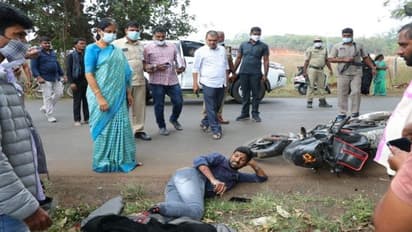 రోడ్డుపై పడివున్న క్షతగాత్రులను  కాపాడి... మానవత్వం చాటుకున్న మంత్రి సబితా ఇంద్రారెడ్డి (VIDEO)