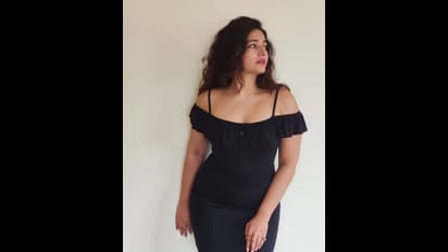 Poonam Bajwa: ஸ்டக்ச்சரை ஸ்கெச் போட்டு காட்டும் ஓவர் டைட் உடையில் பூனம் பாஜ்வா! சூடேற்றும் செம்ம ஹாட் போட்டோஸ்