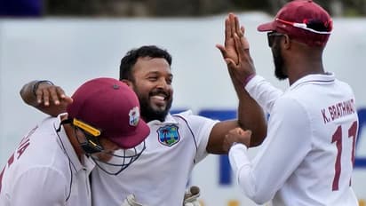 SL vs WI வெஸ்ட் இண்டீஸ் அணியில் பட்டைய கிளப்பும் தமிழ் வம்சாவளி ஸ்பின்னர்..! இலங்கையை கதறவிட்டார்