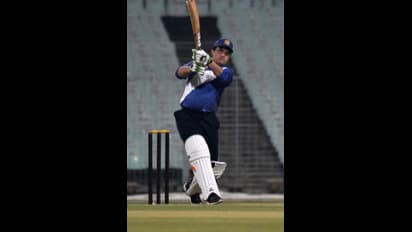 വീണ്ടും സ്റ്റെപ് ഔട്ട് ചെയ്‌ത് തന്‍റെ സ്റ്റൈലന്‍ സിക്‌സ് പായിക്കാന്‍ ഗാംഗുലി; തിരിച്ചുവരവ് അങ്കം പ്രഖ്യാപിച്ചു