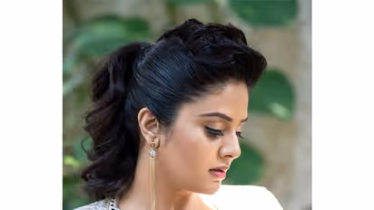 హాట్ బాంబ్‌ పేల్చిన యాంకర్‌ శ్రీముఖి.. జాకెట్‌ బటన్స్ విప్పేసి పరువాల విందు.. ఆ బిగువైన అందాలు చూడతరమా..