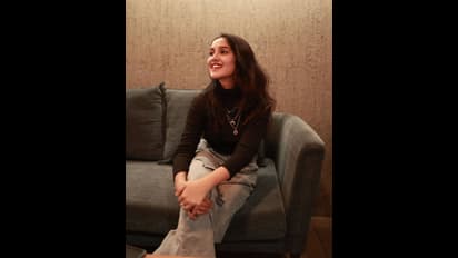 Anikha surendran: பேன்ட் என்ன இப்படி தாறுமாறா கிழிஞ்சி தொங்குது? 17 வயசு ஆனதுமே அட்ராசிடியை ஆரம்பித்த அனிகா!!