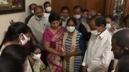 Konijeti Rosaiah Death: రోశయ్య పార్థివదేహానికి  సీఎం కేసీఆర్ నివాళి..