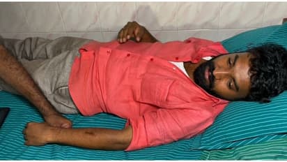 Aluva police : റോഡിൽ ഫോൺ ചെയ്ത് നിൽക്കവേ പൊലീസ് മർദ്ദിച്ചു, പരാതിയുമായി പ്രതിപക്ഷ നേതാവിന്റെ സ്റ്റാഫ് അംഗം