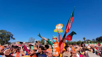 PM Uttarakhand Visit: कोई BJP के झंडे वाले ड्रेस में तो कोई शरीर पर पेंट कराकर पहुंचा PM Modi के स्वागत में...