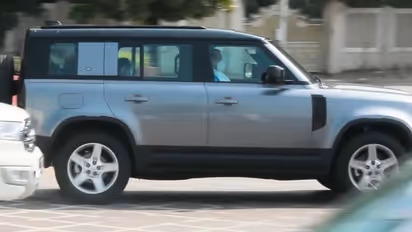 Jio Garage : അംബാനീപുത്രനുമായി റോഡിലൊഴുകി ജിയോ ഗാരേജിലെ വാഹനങ്ങളത്രയും, നായകന്‍ ഡിഫന്‍ഡര്‍!