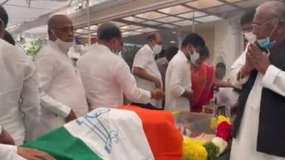 కన్నీటి వీడ్కోలు: అధికారిక లాంఛనాలతో రోశయ్య అంత్యక్రియలు