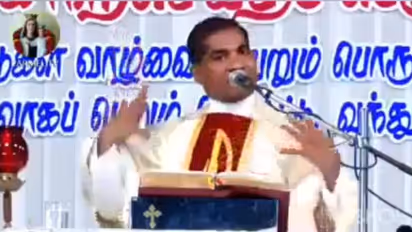 பெண்கள் லெக்கின்ஸ்.. பசுமாட்டு கறிய வாழை இலையில கட்டுன மாதிறி இருக்கு.. பாதிரியாரின் வக்கிர பேச்சு.