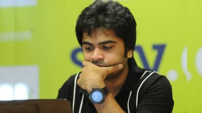 Simbu : பீர் பாட்டிலால் அடித்து மண்டையை உடைக்கும் சிம்பு... வீடியோ வெளியிட்ட தயாரிப்பாளர் - கடுப்பான ரசிகர்கள்