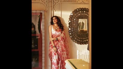 Janhvi Kapoor: அம்மா ஸ்ரீதேவியை கண்முன் கொண்டு வந்த ஜான்வி கபூர்... சல்லடை போன்ற மெல்லிய சேலையில் போட்டோ ஷூட்!