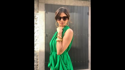 గ్రీన్‌ డ్రెస్‌లో థై షోతో పిచ్చెక్కిస్తున్న విజయ్‌ భామ.. మాళవిక మోహనన్‌ వీకెండ్‌ ట్రీట్‌కి ఫ్యాన్స్ పండగ