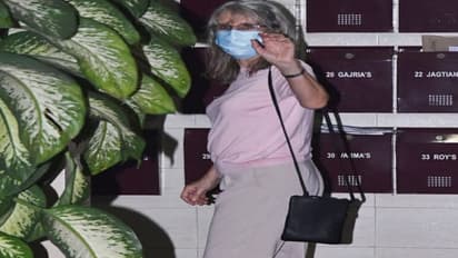 Katrina Mom-হবু জামাইয়ের পুরনো গাড়ি চড়ছেন ক্যাটের মা,এমনই ইঙ্গিত দিচ্ছে গাড়ির নম্বরপ্লেট