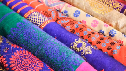 Fashion Tips: চলছে বিয়ের মরশুম, জেনে নিন কোন পোশাকে হয়ে উঠতে পারেন অনন্যা