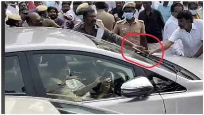 எடப்பாடி பழனிசாமி கார் மீது செருப்பு வீச்சு... அதிரிபுதிரியாகும் அதிமுக..!