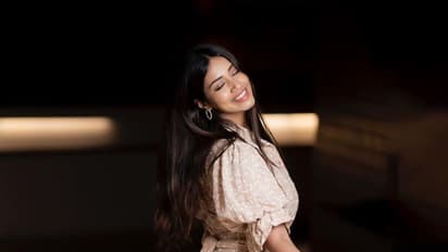 NivethaPethuraj: தாறுமாறாக பறக்கும் கியூட் உடையில்.. பார்பி டால் போல் சைஸாக போஸ் கொடுத்த நிவேதா பெத்துராஜ்!