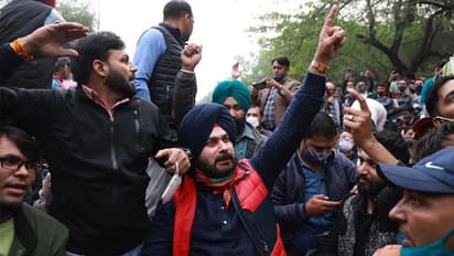 गजब कर दिए गुरु: सीएम केजरीवाल के घर के सामने धरने पर बैठे सिद्धू, बोले-जरा बाहर तो आइए मुख्य़मंत्री जी!