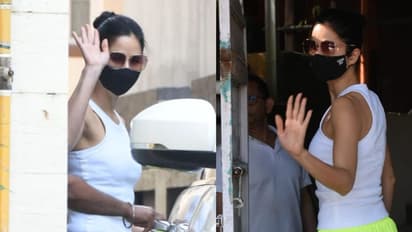 Vicky-Katrina Wedding: ভক্তদের সেলফি হিড়িকে গাড়িতেই বন্দি ক্যাটরিনা, দেহরক্ষীর চেষ্টায় উদ্ধার