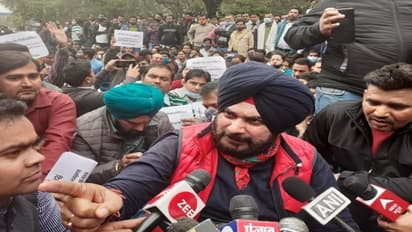 Congress Vs AAP: কেজরিওয়ালকে শিক্ষা দিতে আসরে কংগ্রেস, দিল্লির মুখ্যমন্ত্রীর বাড়ির সামনে বিক্ষোভ