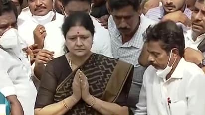 தமிழக விடுதலை போராட்ட வீரர்களை அவமதிப்பதா..?? கண்கள் சிவந்து ரத்தம் கொதிக்கும் சசிகலா.