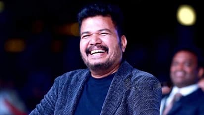 இயக்குனர் ஷங்கர் மகனா இது? கையில் பிளாக் பேன்டு.. கழுத்தில் சில்வர் செயின் என இளம் வயசு சிம்பு போலவே இருக்காரே