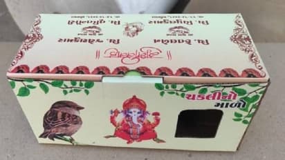 വിവാഹക്ഷണക്കത്തുകൾ വലിച്ചെറിയാനിഷ്ടമില്ല, പക്ഷികൾക്ക് കൂടൊരുക്കി കുടുംബം