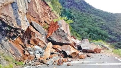 ബോഡിമെട്ടിൽ മണ്ണിടിച്ചിൽ: കൊച്ചി - ധനുഷ്കോടി ദേശീയപാതയില് വീണ്ടും ഗതാഗതം തടസപ്പെട്ടു