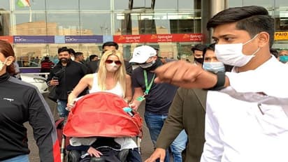 Katrina Kaif Vicky marriage: पिंक सिटी में लगने लगा सेलिब्रिटी का जमावड़ा, कैटरीना की बहन परिवार संग पहुंचीं