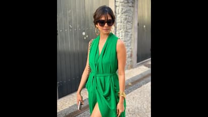 Malavika Mohanan: பாத் டவல் போன்ற மாடர்ன் உடையில்... முழு கால்களை காட்டி பங்கமாக போஸ் கொடுத்த  மாளவிகா மோகனன்!