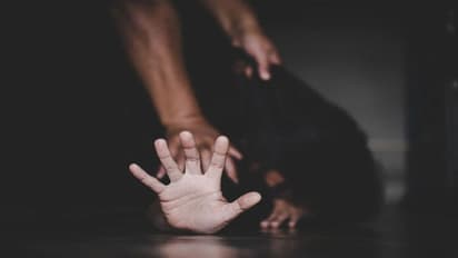 அடப்பாவிங்களா.. கணவன் கண்முன்னே கர்ப்பிணி மனைவி கதற கதற கூட்டு பாலியல் பலாத்காரம்.!