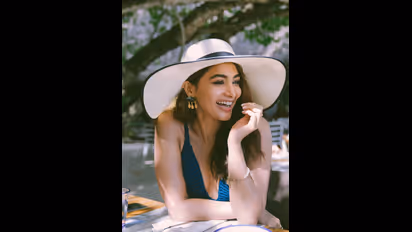 Pooja hegde: క్లీవేజ్‌ అందాలతో కాకరేపుతున్న పూజా హెగ్డే.. డేంజరస్‌ స్మైల్‌.. చూస్తే ఇక అంతే