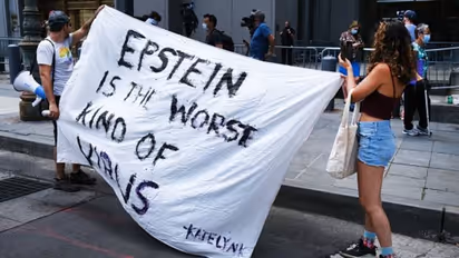 Ghislaine Maxwell : 'സ്കൂൾകുട്ടികളുടെ വേഷംധരിപ്പിച്ച് ശിശുപീഡകനുവേണ്ടി പെൺകുട്ടികളെ നല്കി' വെളിപ്പെടുത്തല്