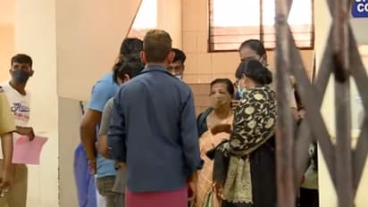 കണ്ണൂർ കക്കാട് ഭർത്താവ് ഭാര്യയെയും മകളെയും വെട്ടിപരിക്കേൽപ്പിച്ചു